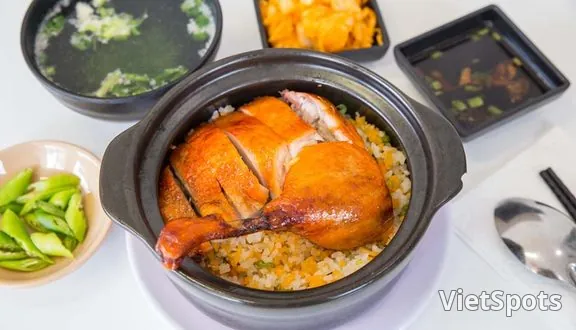 Tiệm Ăn Chợ Lớn의 뚝배기 밥: 그릇 바닥까지 먹어야 비로소 가장 맛있는 부분을 만날 수 있다