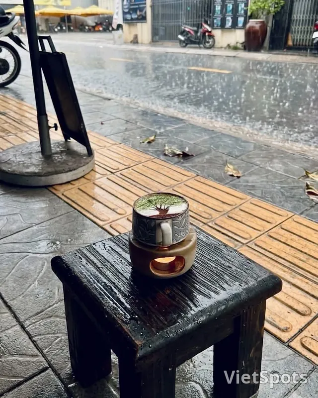 今早岘港下雨了，找个角落坐下，慢慢品一杯热咖啡，看着雨落下来，简直惬意到爆！☕🌧️