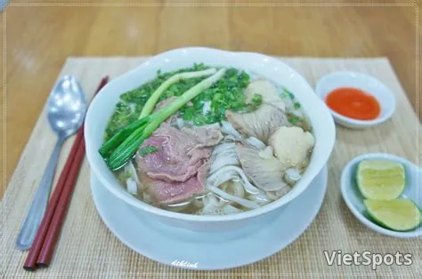 เฝอเนื้อลวก + ไส้กรอกเนื้อ (จ่า)