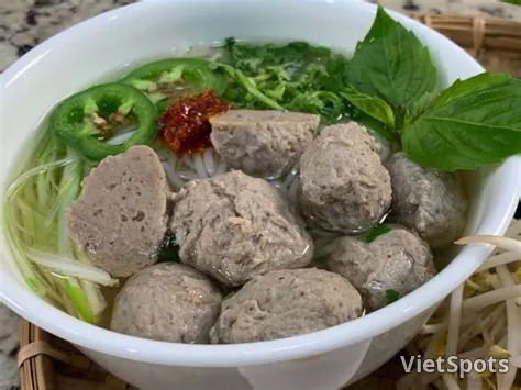 เฝอลูกชิ้นเนื้อ