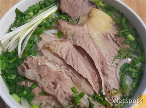 เฝอเนื้ออกติดมัน + ไส้กรอกเนื้อ (จ่า)
