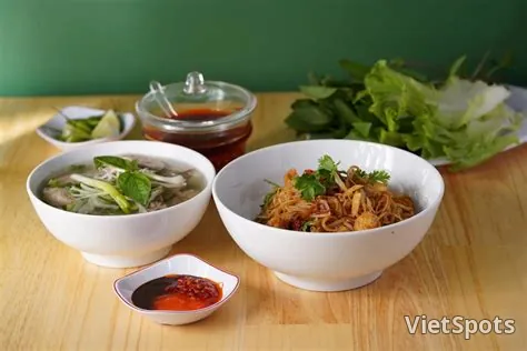 เฝอแห้งคลุก (2 ชาม) - เนื้อลวก + เนื้อส่วนท้อง