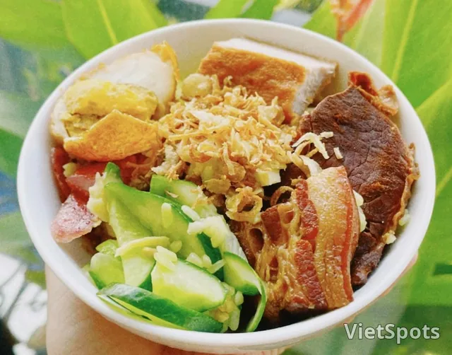 ข้าวเหนียวหมูพะโล้และหมูยอ