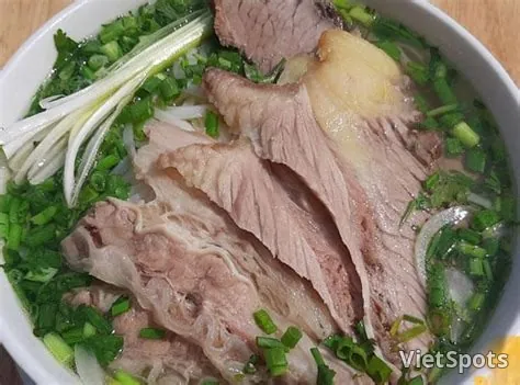 Phở / Glass Noodles with Fatty Brisket