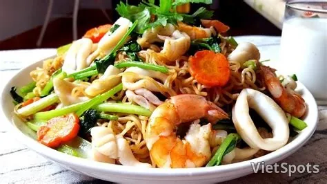 Stir-fried Phở / Noodles with Seafood
