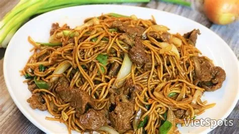 Stir-fried Phở / Noodles with Beef