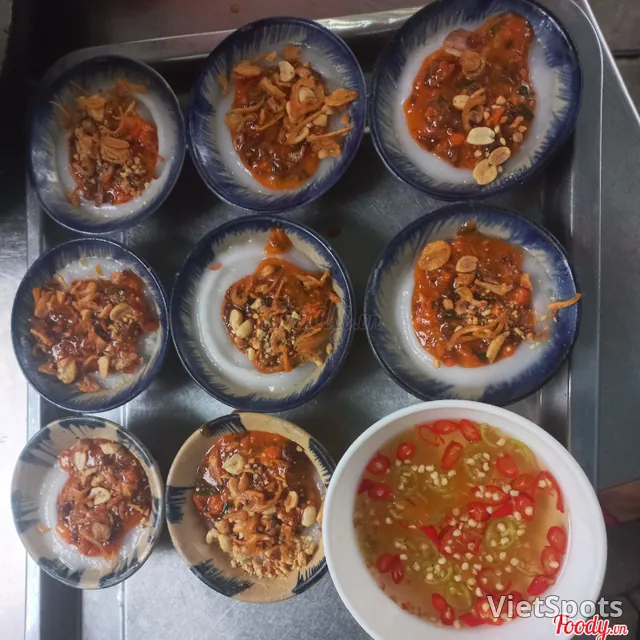 Steamed Rice Cakes with Savory Shrimp & Pork Gravy