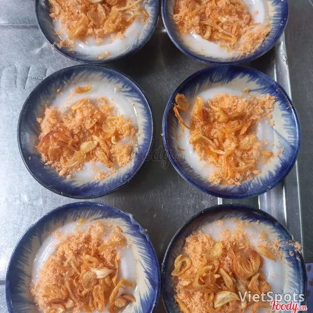 Mini Rice Cakes with Dried Barracuda Flakes & Crispy Fried Shallots