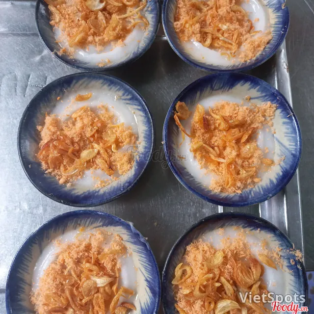 Steamed Rice Cakes with Dried Shrimp Flakes & Crispy Croutons