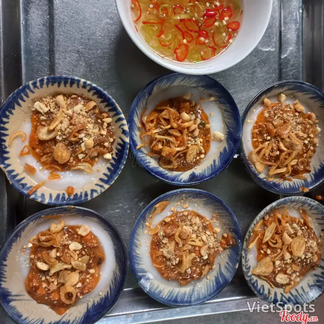 Mini Steamed Rice Cakes with Fresh Minced Pork & Greasyback Shrimp Sauce