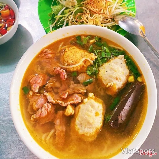 Bún tái chả