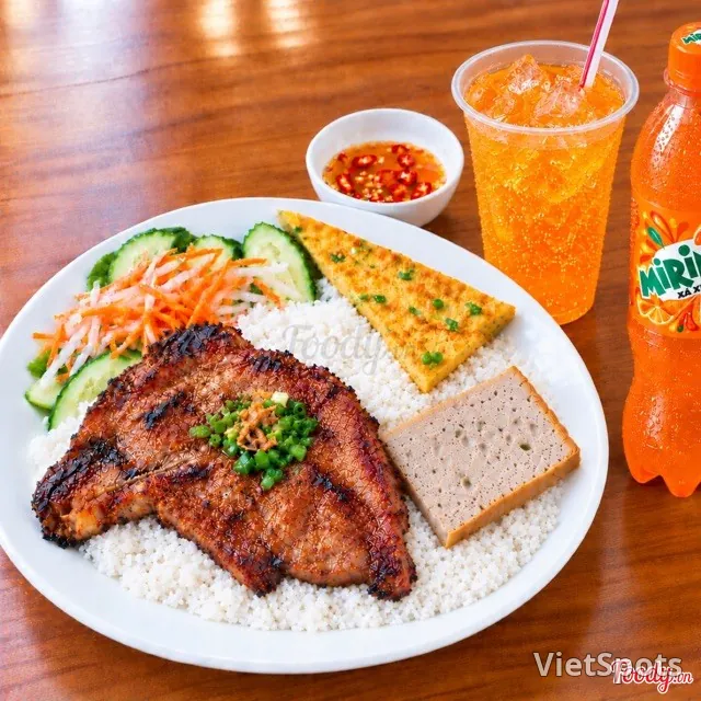 껌떰 + 돼지갈비 + 찐 고기계란전 + 계란프라이 + 미린다 오렌지 300ml 병
