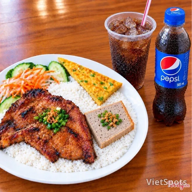 껌떰 + 돼지갈비 + 찐 고기계란전 + 계란프라이 + 펩시