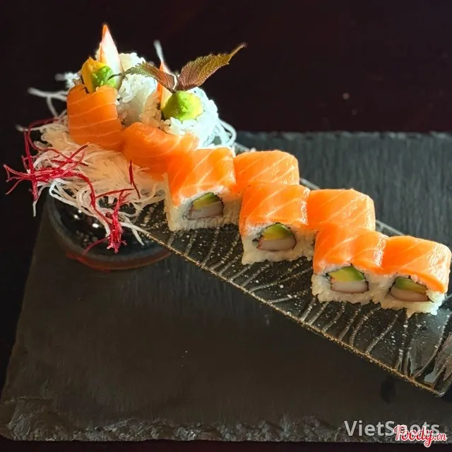 Cuộn cua phủ cá hồi