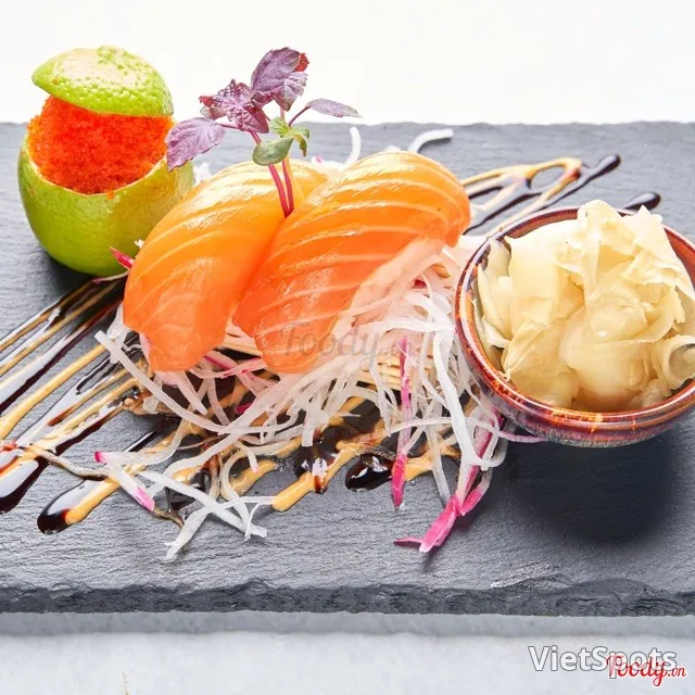 Salmon nigiri