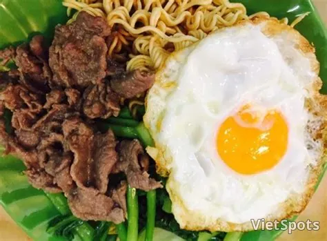 牛肉と卵の麺