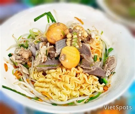 鶏肉と卵の麺