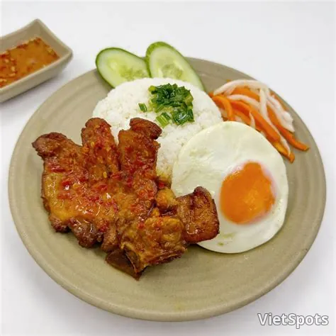 ランチ:コムタム(グリルポークリブと目玉焼き)