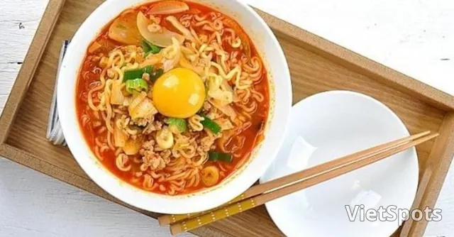 朝食:豚肉と卵のインスタント麺