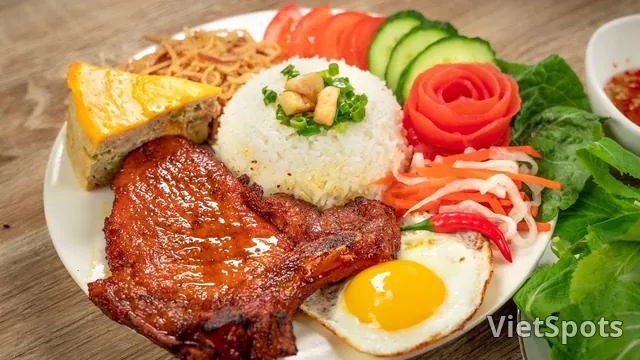 ランチ:コムタム(グリルポークリブと蒸し卵ミートローフ)