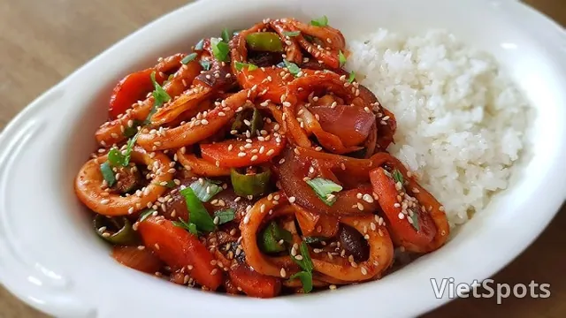 Рис с жареным кальмаром