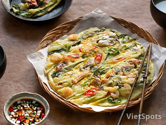 Блинчик с морепродуктами и зелёным луком