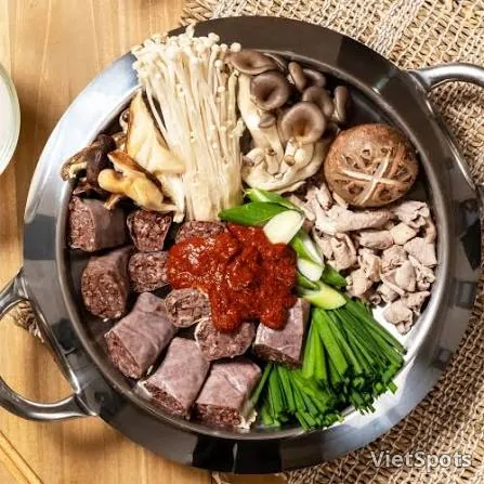 Хого с сундэ и говяжьими кишками