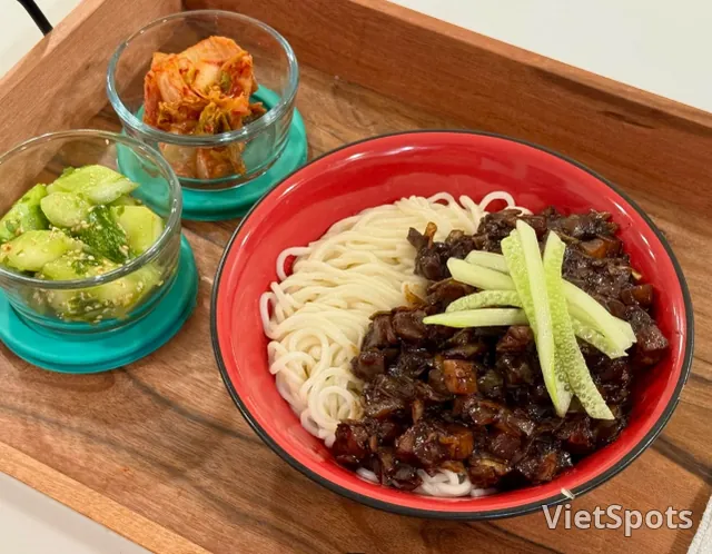 Black soy sauce noodles with little water