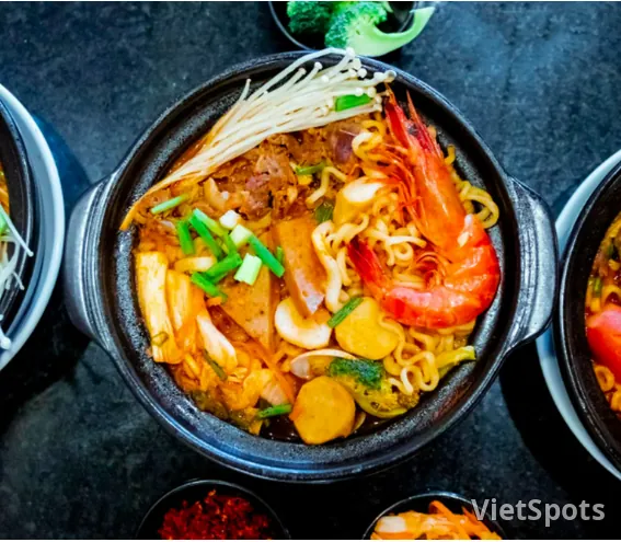 Spicy seafood noodles