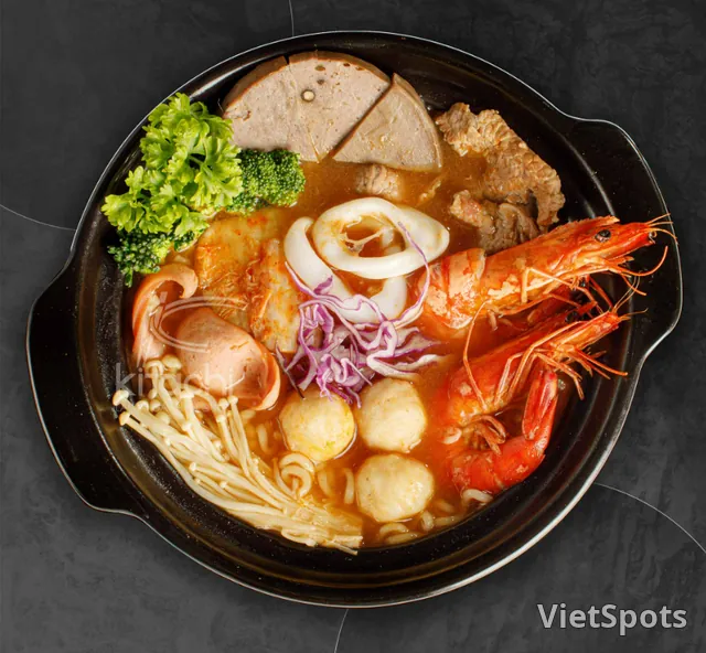 Beef seafood noodles
