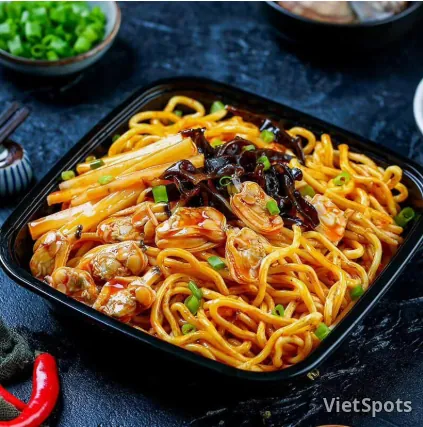 Seafood spicy black sauce noodles