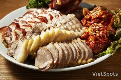 ชุดบอสซัม/ขาหมูสมุนไพร(ชาชู) + บะหมี่ถาด + ผัก + เครื่องดื่ม
