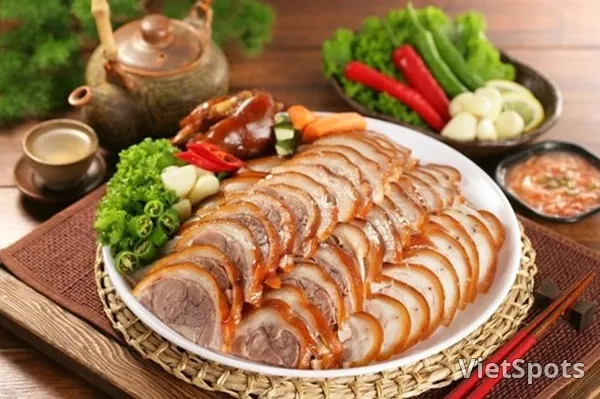 猪蹄(小) + 菜包肉(小) + 附赠(杯面 + 泡菜汤 + 6种小菜)