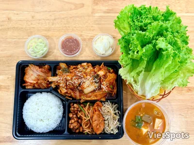 Thịt heo xào cay (cơm hộp)