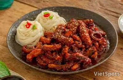 Mực xào kèm bún tươi