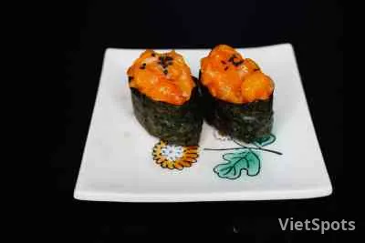 Salmon gunkan with chili sauce