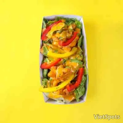 สลัดไก่ครึ่งตัวไม่มีกระดูกราดชีสและซอสฮาลาปิญโญ
