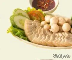 Варёная свинина с маринованными баклажанами и креветочной пастой