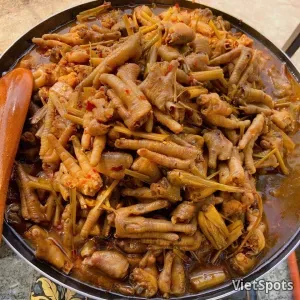 होई अन मसालेदार चिकन फीट (बड़ा) + बान्ह मी