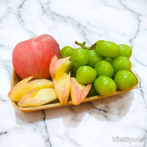 Táo + nho mẫu đơn (cắt sẵn)