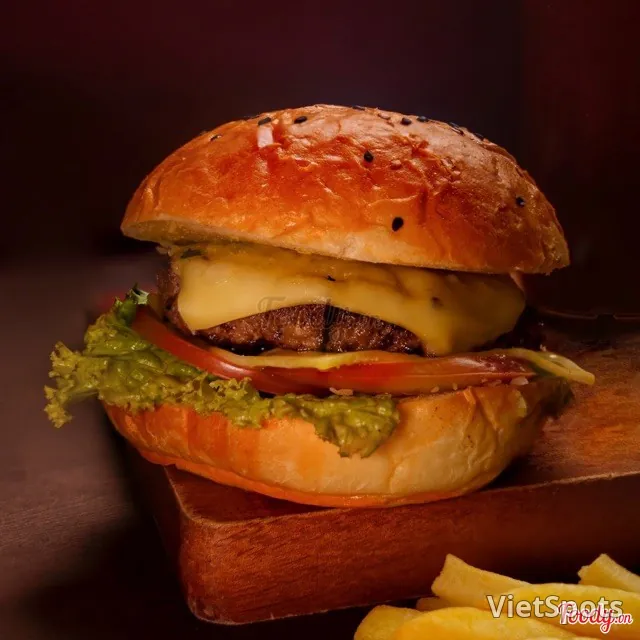 Beef burger ăn kèm khoai tây chiên
