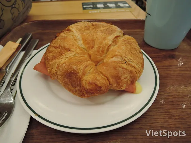 Bánh sừng bò thịt xông khói & phô mai