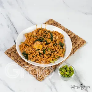 Mì xào tỏi rau cải ngọt