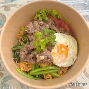 Mì Gói Xào Bò - Trứng Trùm