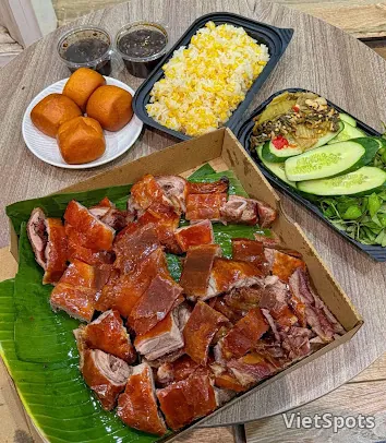Vịt quay nguyên con + 3 bánh bao