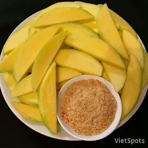 Зелёное манго с креветочной солью