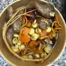 साबुत जिनसेंग के साथ पका कबूतर