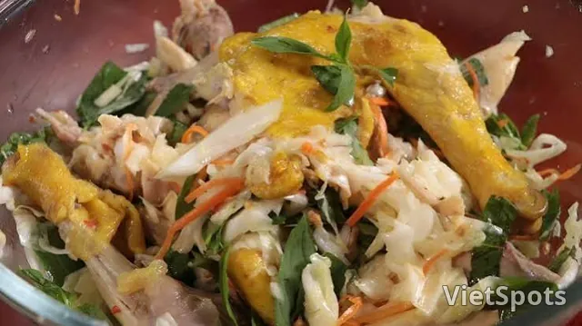 ไก่ฉีกทั้งตัวเสิร์ฟพร้อมผัก