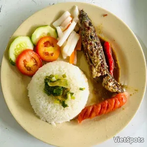 焖鲭鱼腊肠碎米饭