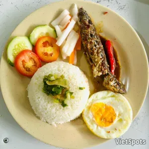 焖鲭鱼煎蛋碎米饭